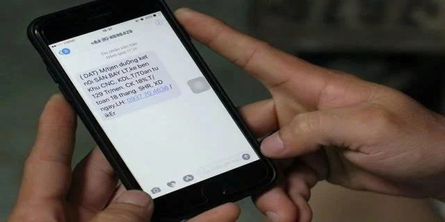 Số dư tài khoản bất ngờ về 0, nạn nhân toàn người bật WiFi 24/24, công an yêu cầu tắt nguồn điện thoại ngay - Ảnh 1.