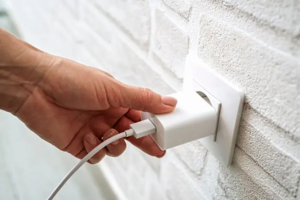 Lời khuyên cho tất cả những ai không rút sạc điện thoại khi đi ngủ- Ảnh 2.