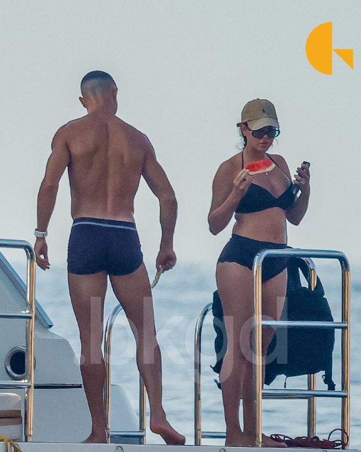 Truyền thông tung nhiều kịch bản về đám cưới Ronaldo: Địa điểm đổi liên tục, hết lâu đài cổ tích tới quê nhà, paparazzi "mai phục", chính chủ vẫn chill trên du thuyền triệu đô- Ảnh 5. Truyền thông tung nhiều kịch bản về đám cưới Ronaldo: Địa điểm đổi liên tục, hết lâu đài cổ tích tới quê nhà, paparazzi "mai phục", chính chủ vẫn chill trên du thuyền triệu đô- Ảnh 5.