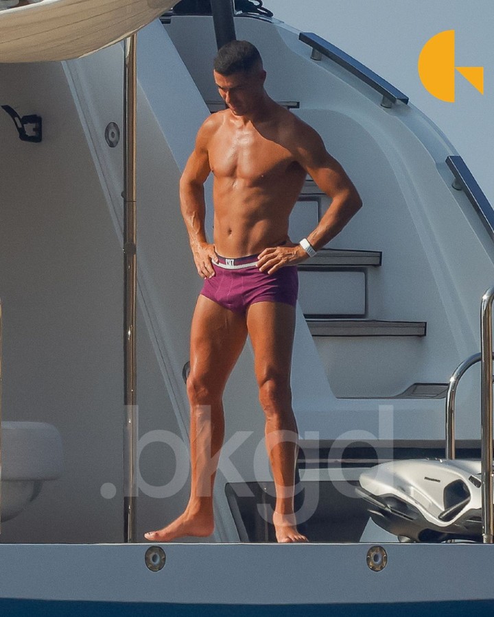 Truyền thông tung nhiều kịch bản về đám cưới Ronaldo: Địa điểm đổi liên tục, hết lâu đài cổ tích tới quê nhà, paparazzi "mai phục", chính chủ vẫn chill trên du thuyền triệu đô- Ảnh 1. Truyền thông tung nhiều kịch bản về đám cưới Ronaldo: Địa điểm đổi liên tục, hết lâu đài cổ tích tới quê nhà, paparazzi "mai phục", chính chủ vẫn chill trên du thuyền triệu đô- Ảnh 1.