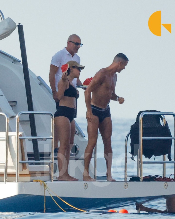Truyền thông tung nhiều kịch bản về đám cưới Ronaldo: Địa điểm đổi liên tục, hết lâu đài cổ tích tới quê nhà, paparazzi "mai phục", chính chủ vẫn chill trên du thuyền triệu đô- Ảnh 7. Truyền thông tung nhiều kịch bản về đám cưới Ronaldo: Địa điểm đổi liên tục, hết lâu đài cổ tích tới quê nhà, paparazzi "mai phục", chính chủ vẫn chill trên du thuyền triệu đô- Ảnh 7.