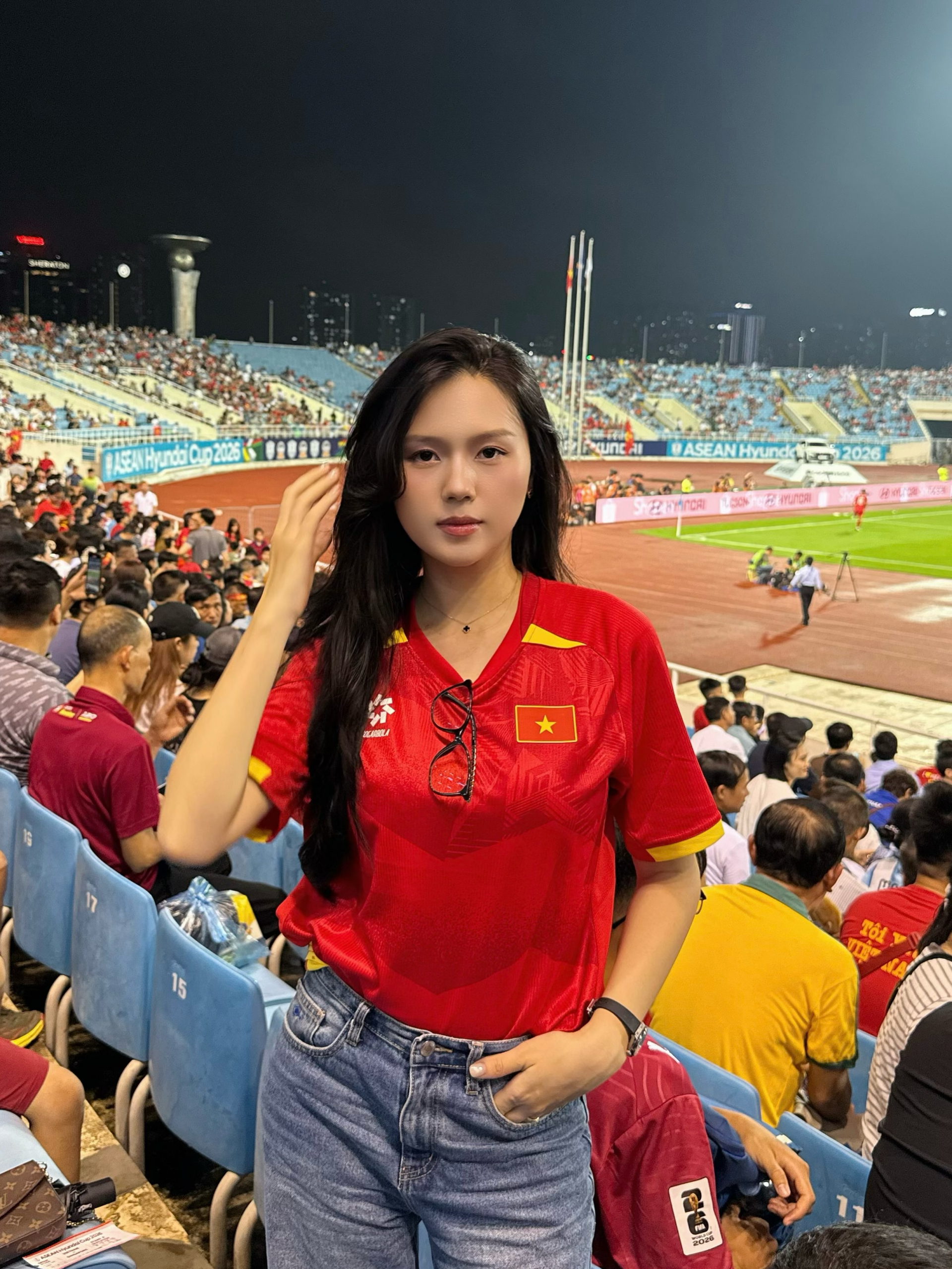 Vợ Thành Chung vừa sinh em bé đã khoe dáng nuột nà trên sân Mỹ Đình, visual của mẹ 2 con mới chiếm "spotlight"- Ảnh 5.