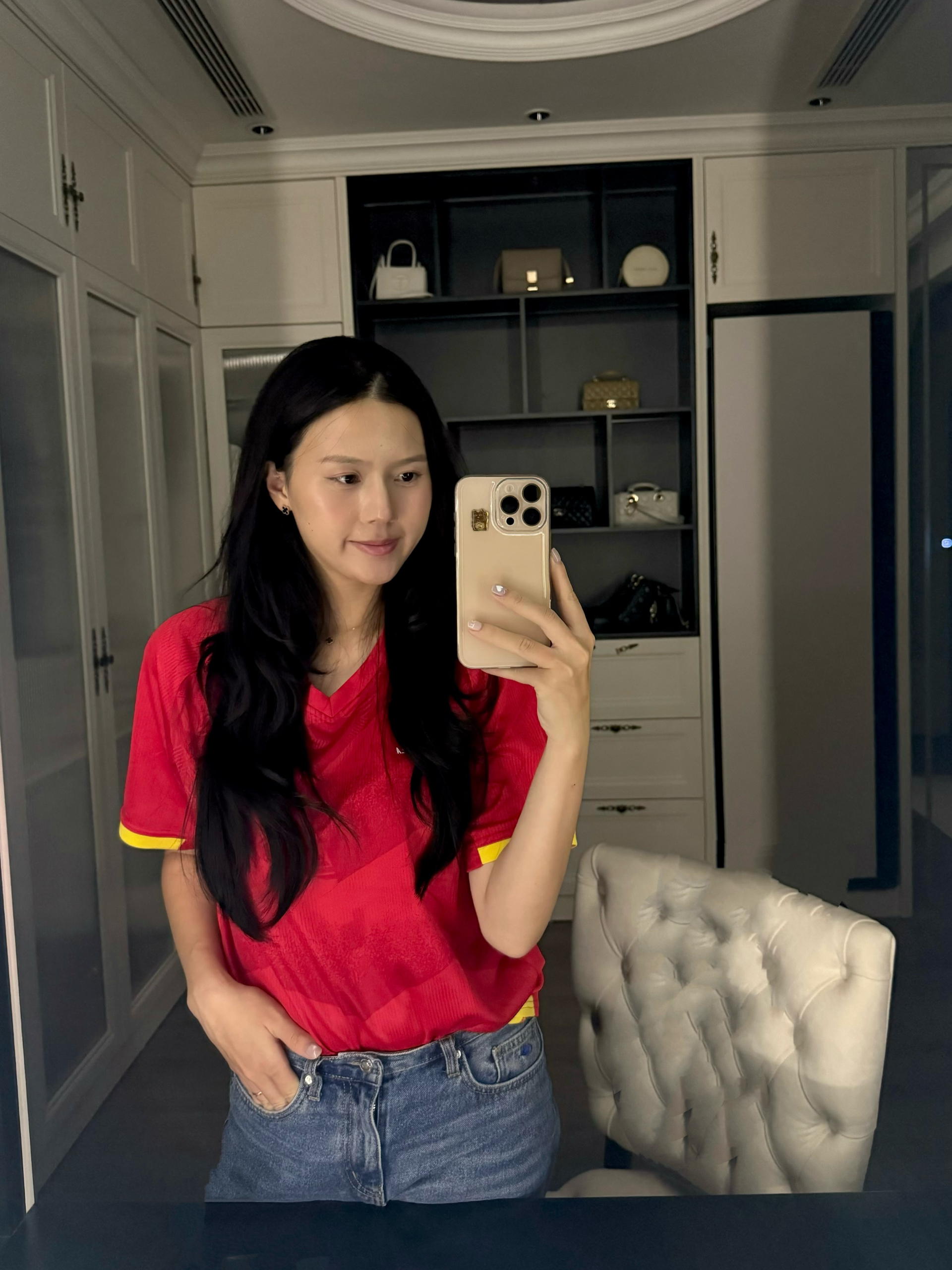 Vợ Thành Chung vừa sinh em bé đã khoe dáng nuột nà trên sân Mỹ Đình, visual của mẹ 2 con mới chiếm "spotlight"- Ảnh 3.