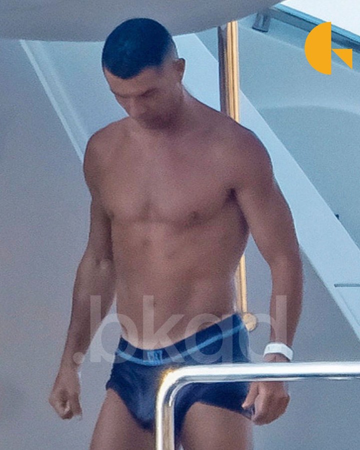 Truyền thông tung nhiều kịch bản về đám cưới Ronaldo: Địa điểm đổi liên tục, hết lâu đài cổ tích tới quê nhà, paparazzi "mai phục", chính chủ vẫn chill trên du thuyền triệu đô- Ảnh 4. Truyền thông tung nhiều kịch bản về đám cưới Ronaldo: Địa điểm đổi liên tục, hết lâu đài cổ tích tới quê nhà, paparazzi "mai phục", chính chủ vẫn chill trên du thuyền triệu đô- Ảnh 4.