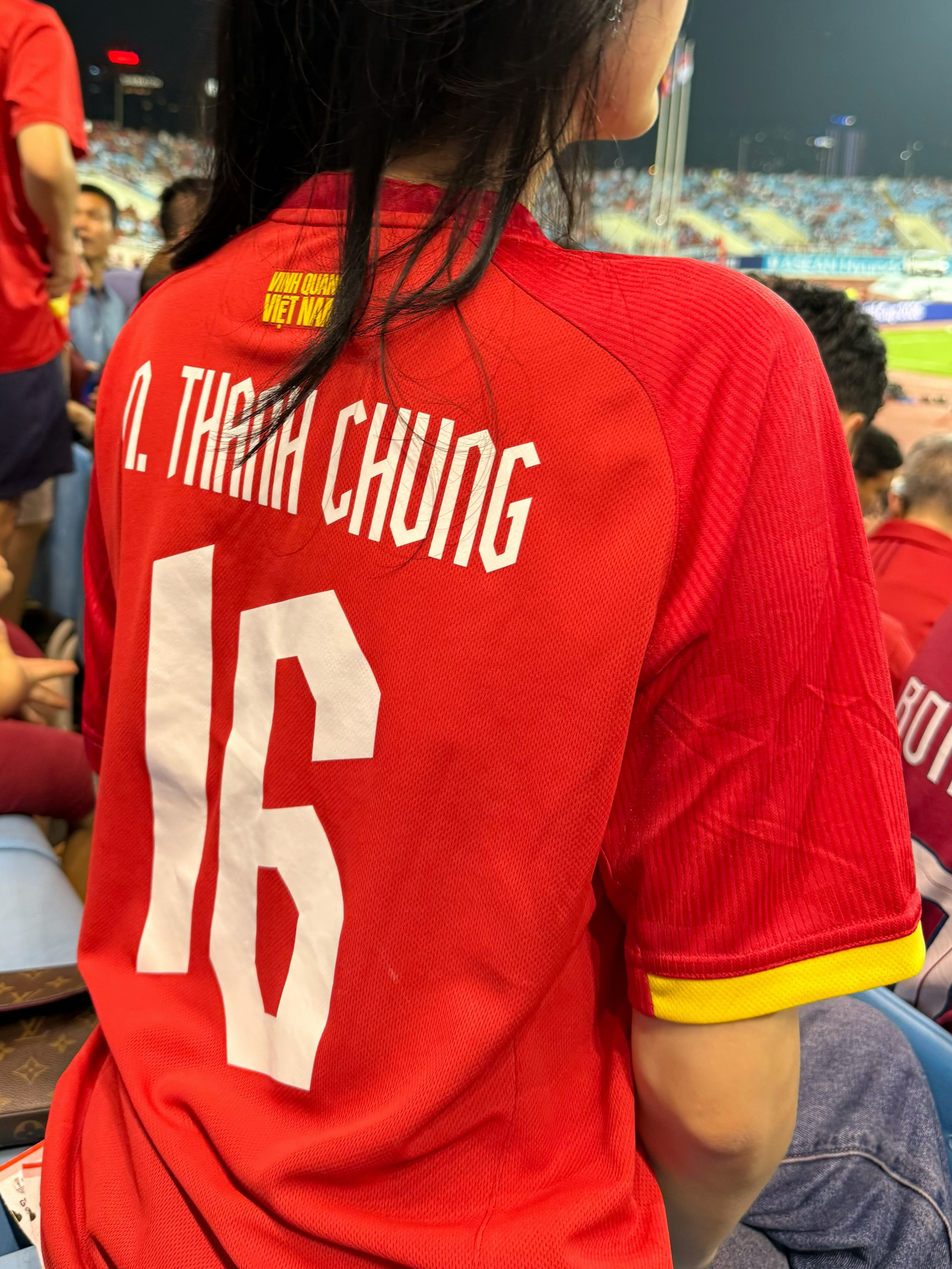 Vợ Thành Chung vừa sinh em bé đã khoe dáng nuột nà trên sân Mỹ Đình, visual của mẹ 2 con mới chiếm "spotlight"- Ảnh 6.