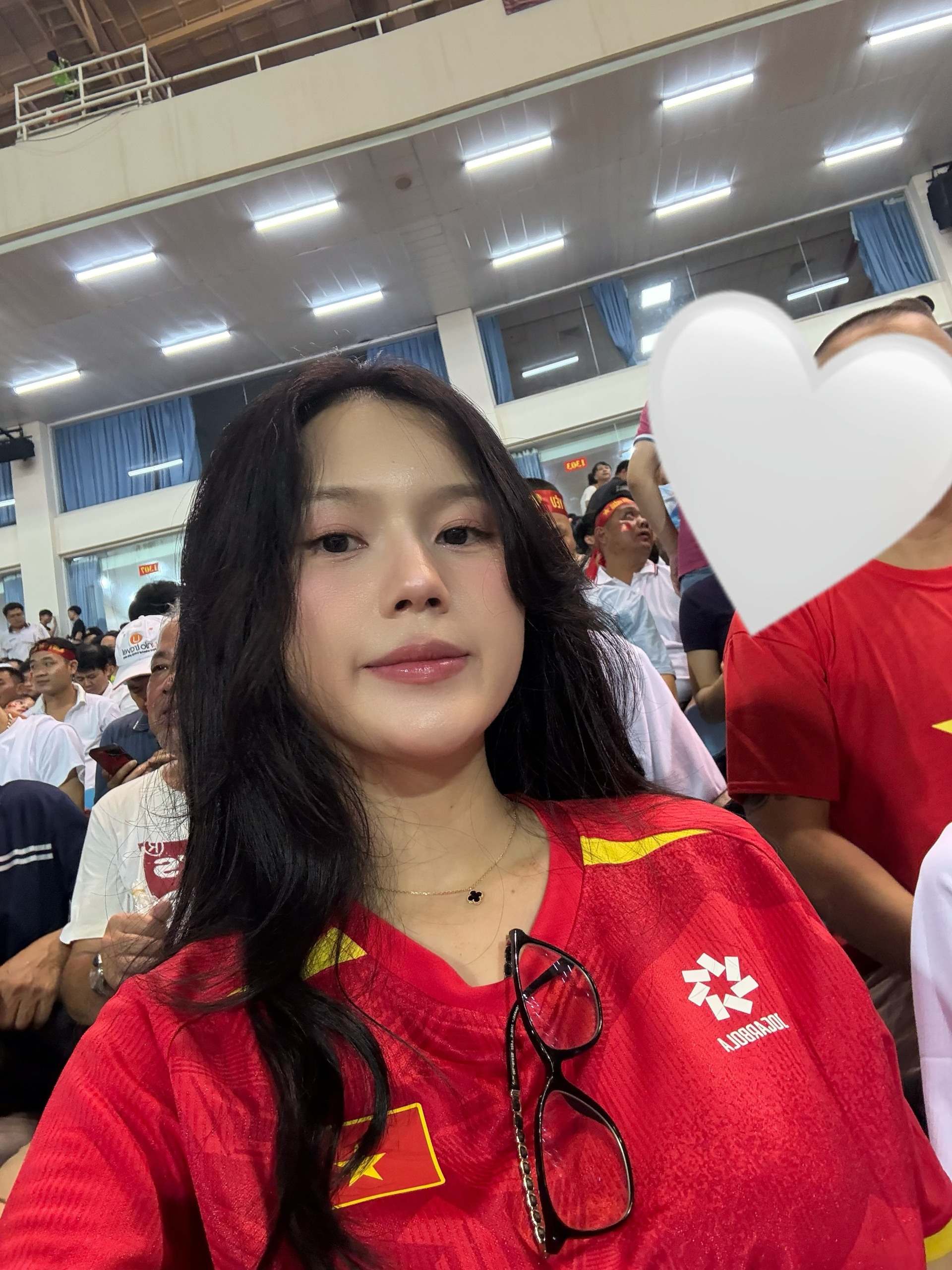 Vợ Thành Chung vừa sinh em bé đã khoe dáng nuột nà trên sân Mỹ Đình, visual của mẹ 2 con mới chiếm "spotlight"- Ảnh 4.
