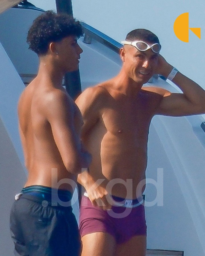 Truyền thông tung nhiều kịch bản về đám cưới Ronaldo: Địa điểm đổi liên tục, hết lâu đài cổ tích tới quê nhà, paparazzi "mai phục", chính chủ vẫn chill trên du thuyền triệu đô- Ảnh 8. Truyền thông tung nhiều kịch bản về đám cưới Ronaldo: Địa điểm đổi liên tục, hết lâu đài cổ tích tới quê nhà, paparazzi "mai phục", chính chủ vẫn chill trên du thuyền triệu đô- Ảnh 8.