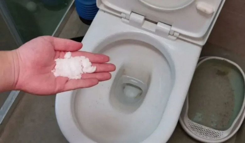 Vì sao nên đổ muối vào bồn cầu khi bị tắc nghẽn?- Ảnh 1.