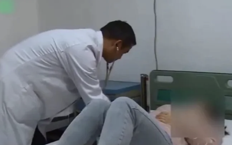 Dạy con học, người mẹ 35 tuổi phải nhập viện vì đột quỵ- Ảnh 1.