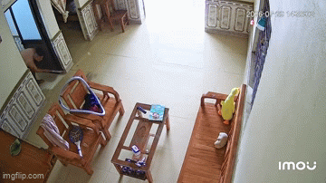 Đang nằm thì nghe tiếng rơi bụp, hình ảnh sau đó khiến người phụ nữ la hét, cầu cứu người nhà- Ảnh 1.