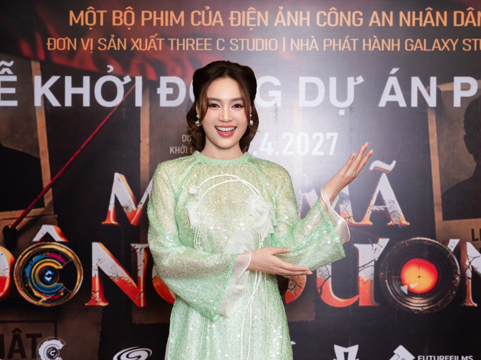 Những hình ảnh không bao giờ được lên sóng của Ninh Dương Lan Ngọc và Diễm My 9x- Ảnh 6.