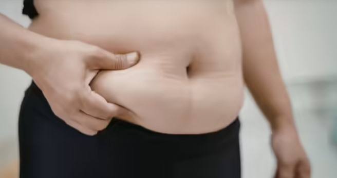 Không ăn nhiều mà bụng vẫn ngày càng to? Chuyên gia nội tiết cảnh báo: Thủ phạm có thể là thói quen hàng triệu người mắc mỗi đêm- Ảnh 1.