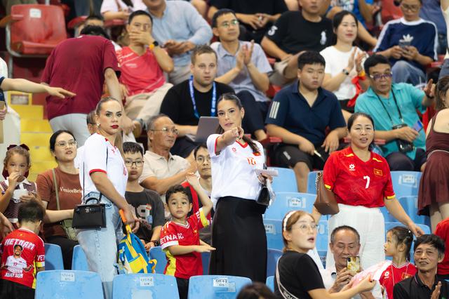 Chu Thanh Huyền đọ sắc với vợ Xuân Son trên sân Mỹ Đình: Nàng WAG người Brazil chiếm trọn "spotlight"- Ảnh 4. Chu Thanh Huyền đọ sắc với vợ Xuân Son trên sân Mỹ Đình: Nàng WAG người Brazil chiếm trọn "spotlight"- Ảnh 4.
