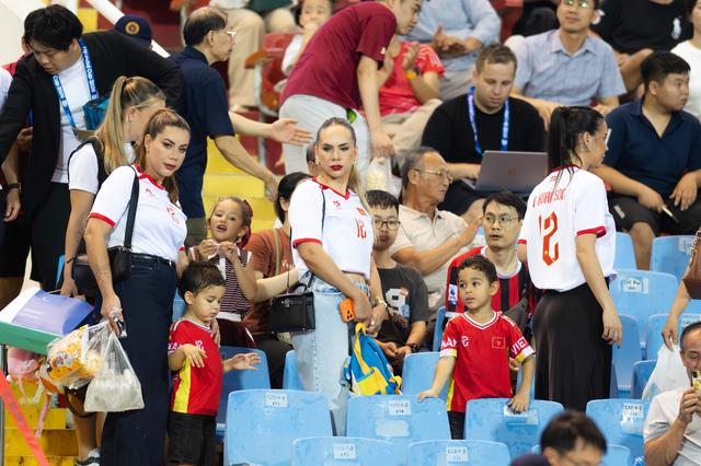Chu Thanh Huyền đọ sắc với vợ Xuân Son trên sân Mỹ Đình: Nàng WAG người Brazil chiếm trọn "spotlight"- Ảnh 5. Chu Thanh Huyền đọ sắc với vợ Xuân Son trên sân Mỹ Đình: Nàng WAG người Brazil chiếm trọn "spotlight"- Ảnh 5.