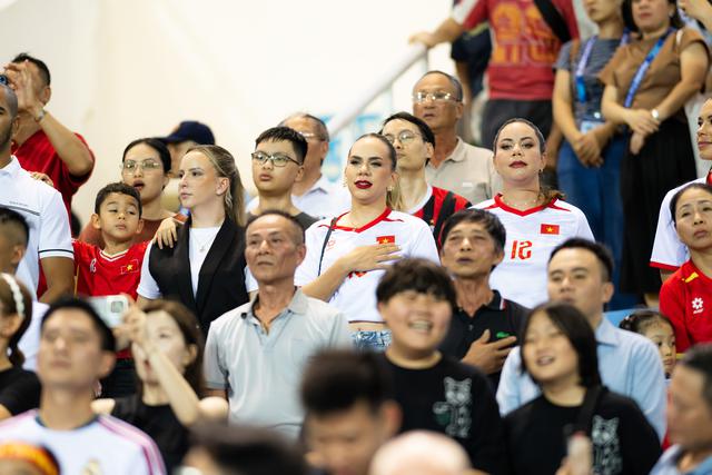 Chu Thanh Huyền đọ sắc với vợ Xuân Son trên sân Mỹ Đình: Nàng WAG người Brazil chiếm trọn "spotlight"- Ảnh 6. Chu Thanh Huyền đọ sắc với vợ Xuân Son trên sân Mỹ Đình: Nàng WAG người Brazil chiếm trọn "spotlight"- Ảnh 6.