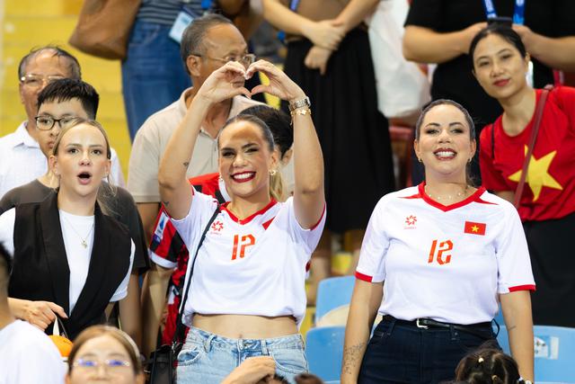 Chu Thanh Huyền đọ sắc với vợ Xuân Son trên sân Mỹ Đình: Nàng WAG người Brazil chiếm trọn "spotlight"- Ảnh 3. Chu Thanh Huyền đọ sắc với vợ Xuân Son trên sân Mỹ Đình: Nàng WAG người Brazil chiếm trọn "spotlight"- Ảnh 3.