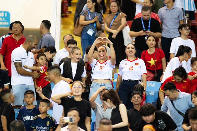 Chu Thanh Huyền đọ sắc với vợ Xuân Son trên sân Mỹ Đình: Nàng WAG người Brazil chiếm trọn "spotlight"- Ảnh 7. Chu Thanh Huyền đọ sắc với vợ Xuân Son trên sân Mỹ Đình: Nàng WAG người Brazil chiếm trọn "spotlight"- Ảnh 7.