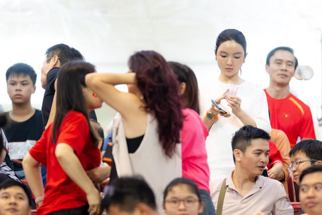 Chu Thanh Huyền đọ sắc với vợ Xuân Son trên sân Mỹ Đình: Nàng WAG người Brazil chiếm trọn "spotlight"- Ảnh 1. Chu Thanh Huyền đọ sắc với vợ Xuân Son trên sân Mỹ Đình: Nàng WAG người Brazil chiếm trọn "spotlight"- Ảnh 1.