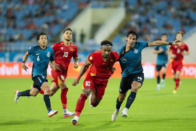 Chu Thanh Huyền đọ sắc với vợ Xuân Son trên sân Mỹ Đình: Nàng WAG người Brazil chiếm trọn "spotlight"- Ảnh 13. Chu Thanh Huyền đọ sắc với vợ Xuân Son trên sân Mỹ Đình: Nàng WAG người Brazil chiếm trọn "spotlight"- Ảnh 13.