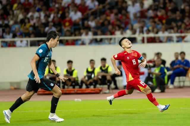 Chu Thanh Huyền đọ sắc với vợ Xuân Son trên sân Mỹ Đình: Nàng WAG người Brazil chiếm trọn "spotlight"- Ảnh 11. Chu Thanh Huyền đọ sắc với vợ Xuân Son trên sân Mỹ Đình: Nàng WAG người Brazil chiếm trọn "spotlight"- Ảnh 11.