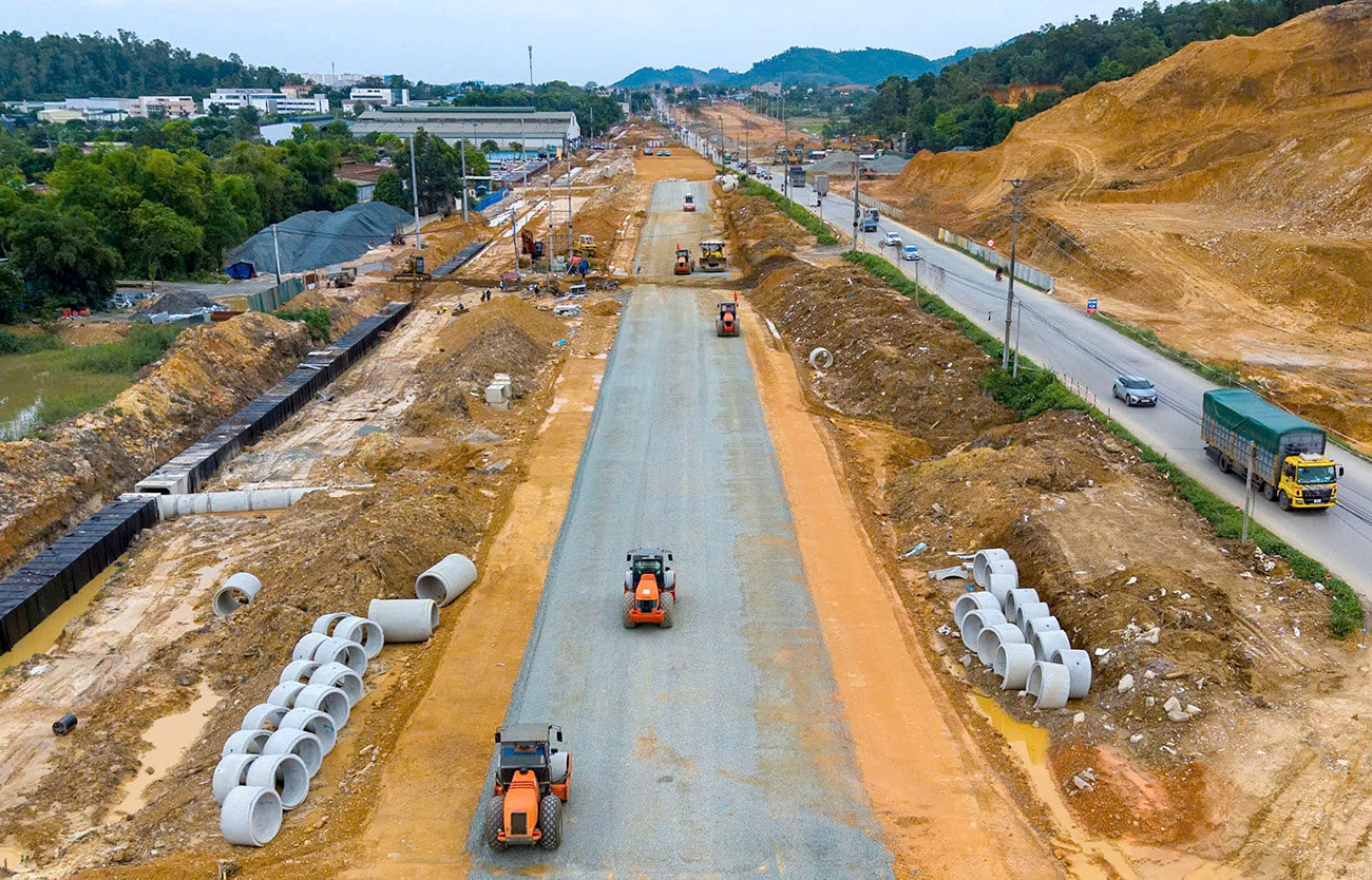 Trên công trường xây dựng cao tốc Đại lộ Thăng Long nối quốc lộ 21 với cao tốc Hà Nội - Hòa Bình: Nỗ lực tăng tốc về đích- Ảnh 1.