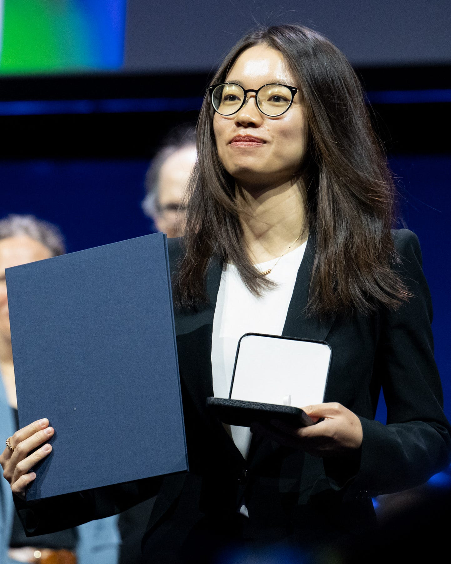 Thiên tài nhận giải "Nobel Toán học" chơi đồ hiệu khiến dân tình phát cuồng, trang sức Cartier cháy hàng sau khoảnh khắc vinh danh- Ảnh 2.