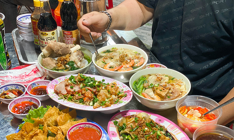 Vượt qua Kuala Lumpur và Jakarta, một thành phố Việt Nam bất ngờ đứng top 1 thế giới về ẩm thực đường phố - Ảnh 5.