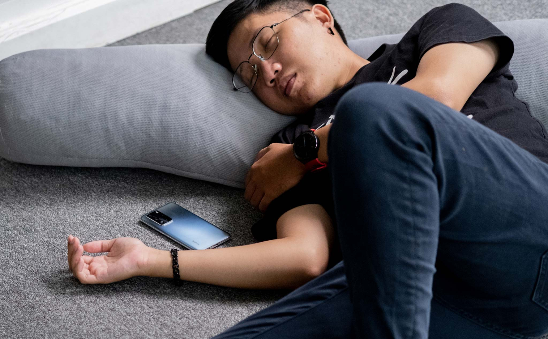Lời khuyên cho những người đặt điện thoại cạnh giường suốt đêm- Ảnh 1.