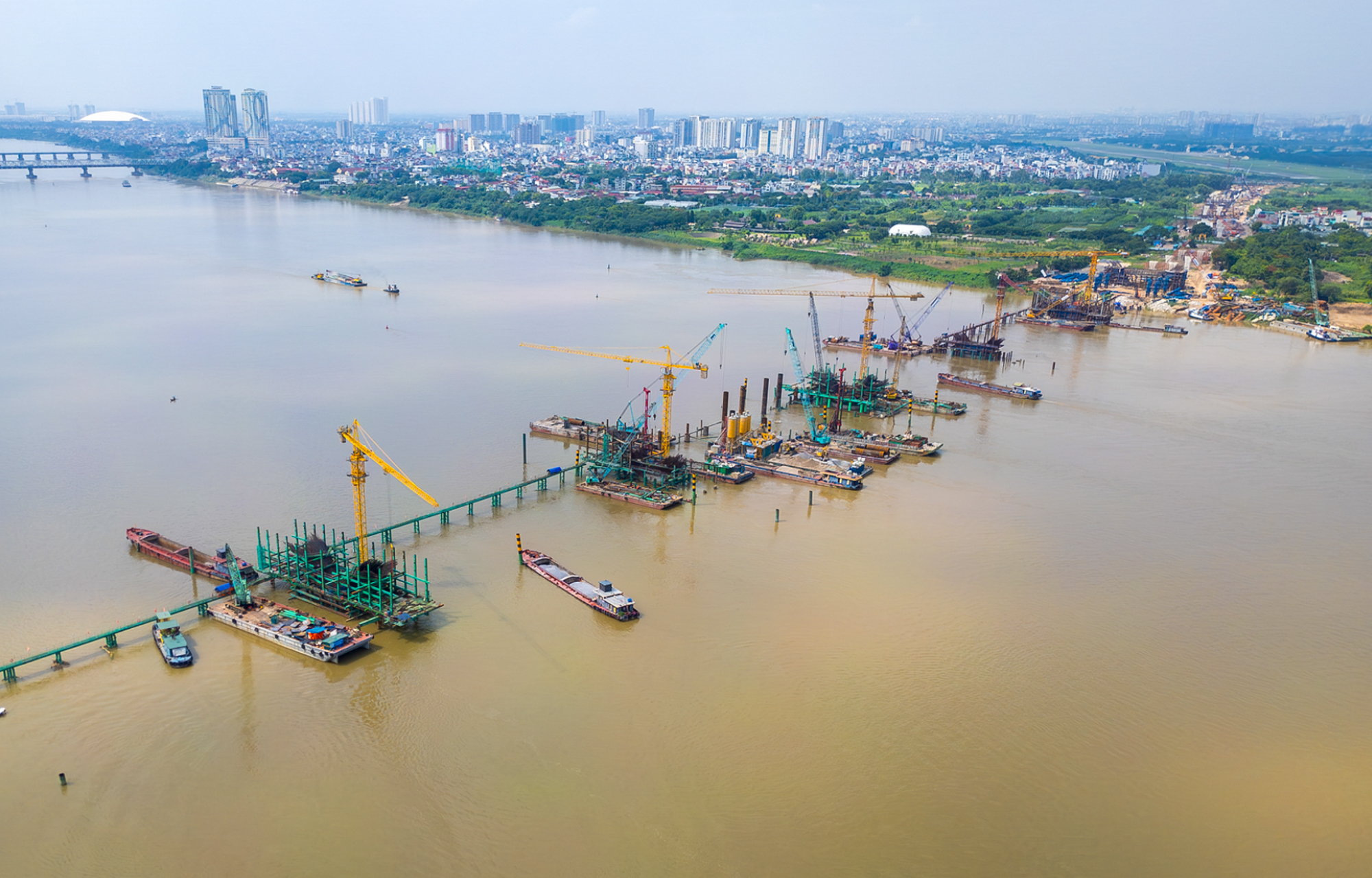 Ngắm đại công trường xây cầu vô cực ở Hà Nội: 8 tháng đạt gần 40% tiến độ, 26.000 tấn thép đã sẵn sàng, 500 người làm 3 ca để vượt qua cột mốc khó khăn nhất - Ảnh 1.