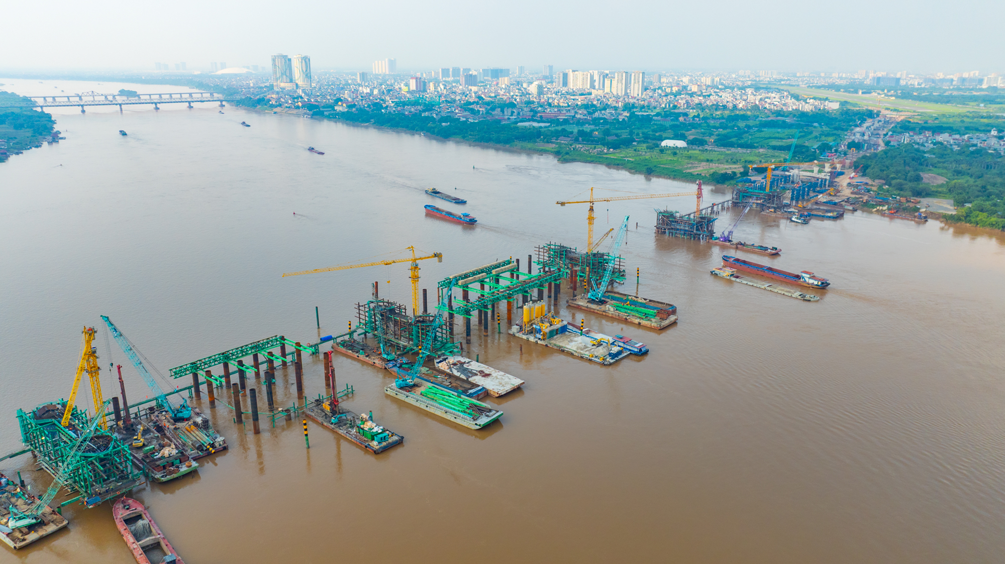 Ngắm đại công trường xây cầu vô cực ở Hà Nội: 8 tháng đạt gần 40% tiến độ, 26.000 tấn thép đã sẵn sàng, 500 người làm 3 ca để vượt qua cột mốc khó khăn nhất - Ảnh 2.