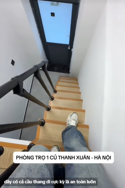 Toát mồ hôi với loạt phòng trọ "siêu rẻ" ở Hà Nội: Gầm cầu thang được "tái chế" thành phòng, điều hòa treo ngay trên đầu!- Ảnh 4.
