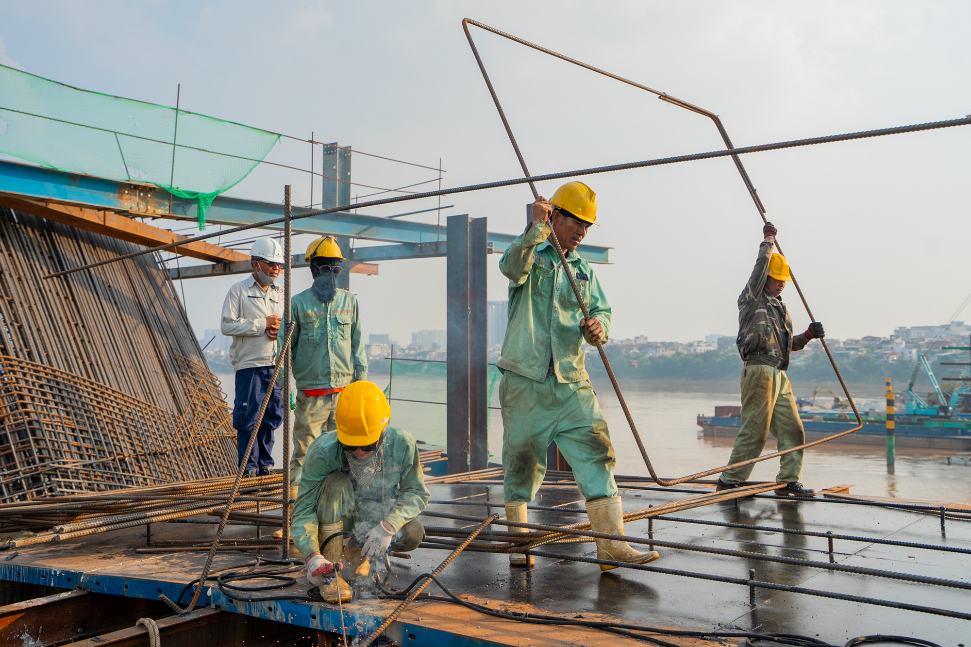 Ngắm đại công trường xây cầu vô cực ở Hà Nội: 8 tháng đạt gần 40% tiến độ, 26.000 tấn thép đã sẵn sàng, 500 người làm 3 ca để vượt qua cột mốc khó khăn nhất - Ảnh 6.