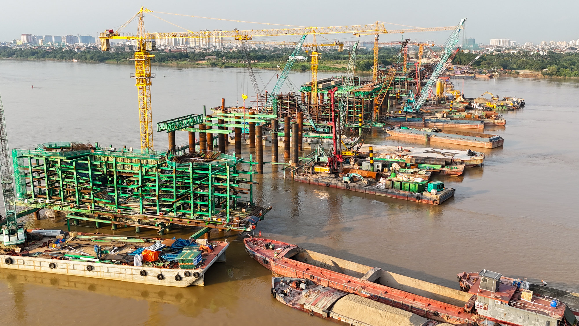 Ngắm đại công trường xây cầu vô cực ở Hà Nội: 8 tháng đạt gần 40% tiến độ, 26.000 tấn thép đã sẵn sàng, 500 người làm 3 ca để vượt qua cột mốc khó khăn nhất - Ảnh 7.