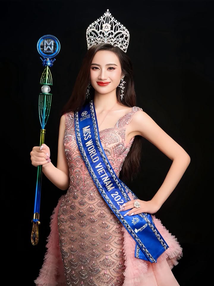 Mỹ nhân Bình Định làm chuyện không tưởng: Vừa đăng quang đã công khai bạn trai, sang Úc khi đang trong nhiệm kỳ- Ảnh 1.