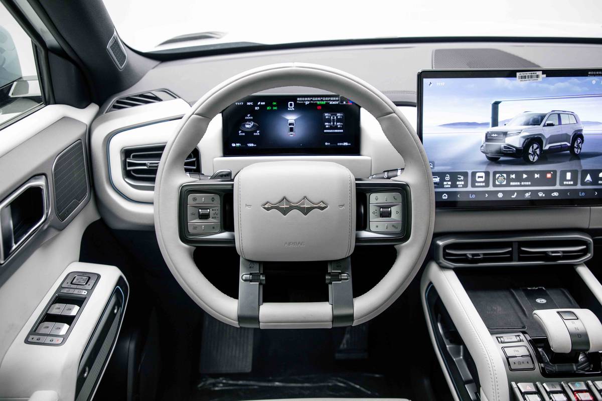 SUV mới ngang cỡ Mazda CX-5 đăng ký ở Việt Nam: Giá quy đổi từ 560 triệu đồng, sạc 9 phút gần đầy pin, chạy 620km/sạc, flycam tích hợp trên nóc - Ảnh 12.