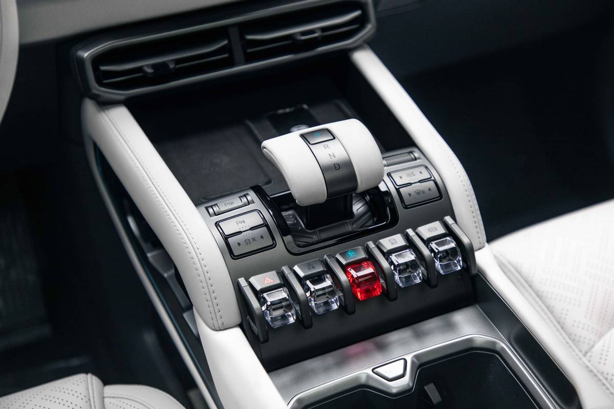SUV mới ngang cỡ Mazda CX-5 đăng ký ở Việt Nam: Giá quy đổi từ 560 triệu đồng, sạc 9 phút gần đầy pin, chạy 620km/sạc, flycam tích hợp trên nóc - Ảnh 15.