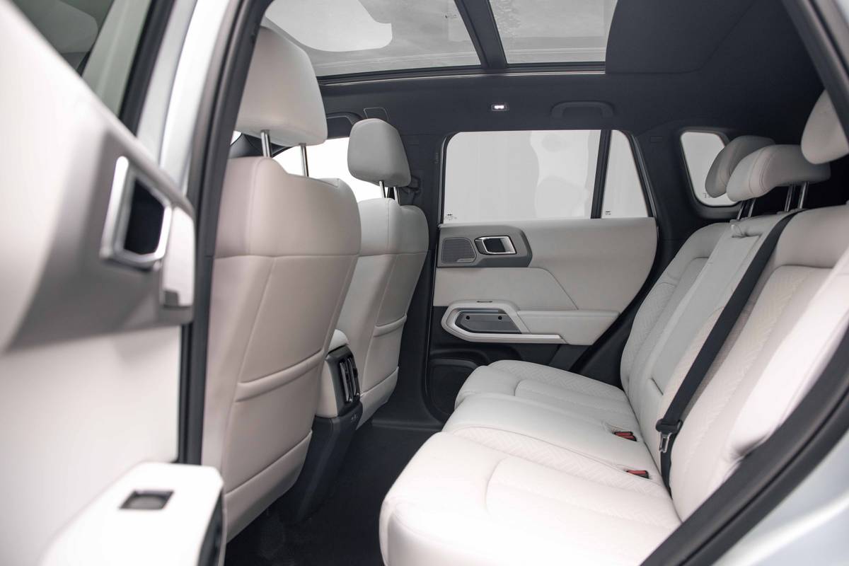 SUV mới ngang cỡ Mazda CX-5 đăng ký ở Việt Nam: Giá quy đổi từ 560 triệu đồng, sạc 9 phút gần đầy pin, chạy 620km/sạc, flycam tích hợp trên nóc - Ảnh 18.