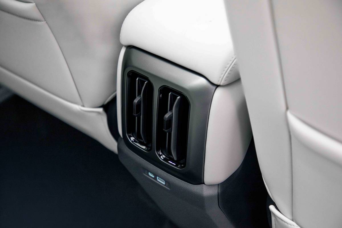 SUV mới ngang cỡ Mazda CX-5 đăng ký ở Việt Nam: Giá quy đổi từ 560 triệu đồng, sạc 9 phút gần đầy pin, chạy 620km/sạc, flycam tích hợp trên nóc - Ảnh 16.