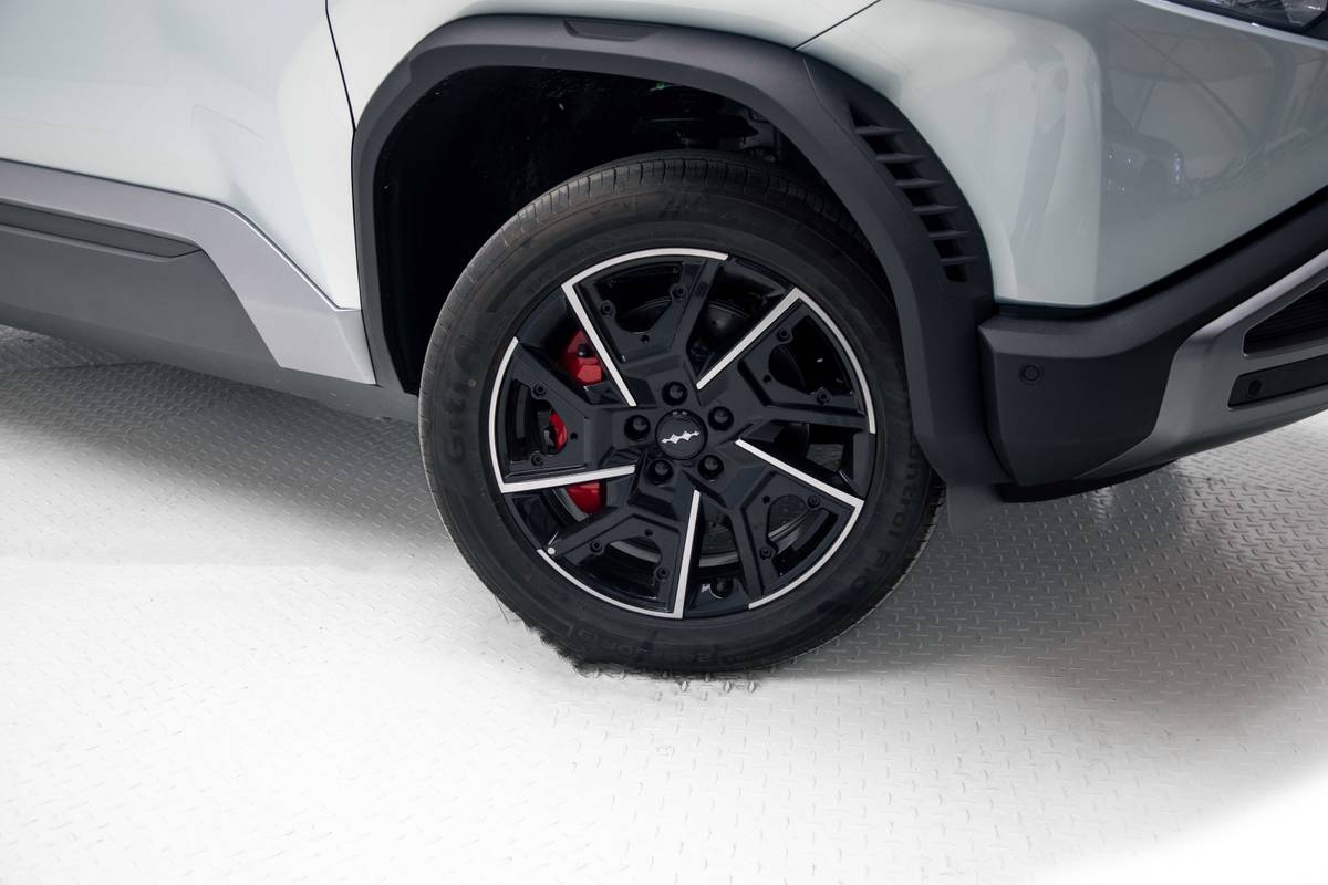 SUV mới ngang cỡ Mazda CX-5 đăng ký ở Việt Nam: Giá quy đổi từ 560 triệu đồng, sạc 9 phút gần đầy pin, chạy 620km/sạc, flycam tích hợp trên nóc - Ảnh 10.