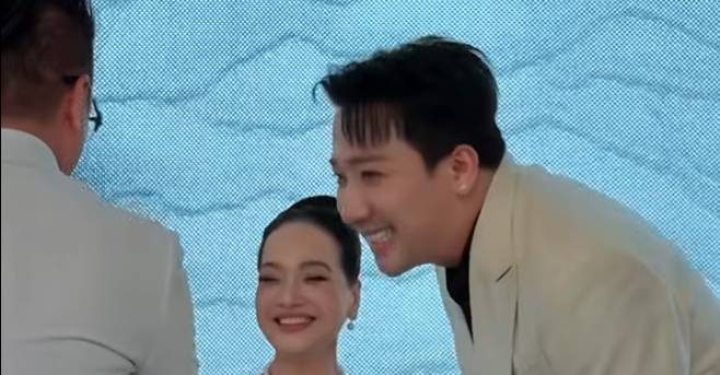 "Ông hoàng nhạc Việt" xuất hiện, Trấn Thành đứng bật dậy, cúi người chào lễ phép- Ảnh 1.