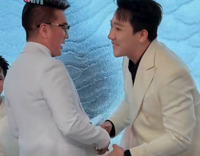 "Ông hoàng nhạc Việt" xuất hiện, Trấn Thành đứng bật dậy, cúi người chào lễ phép- Ảnh 2.