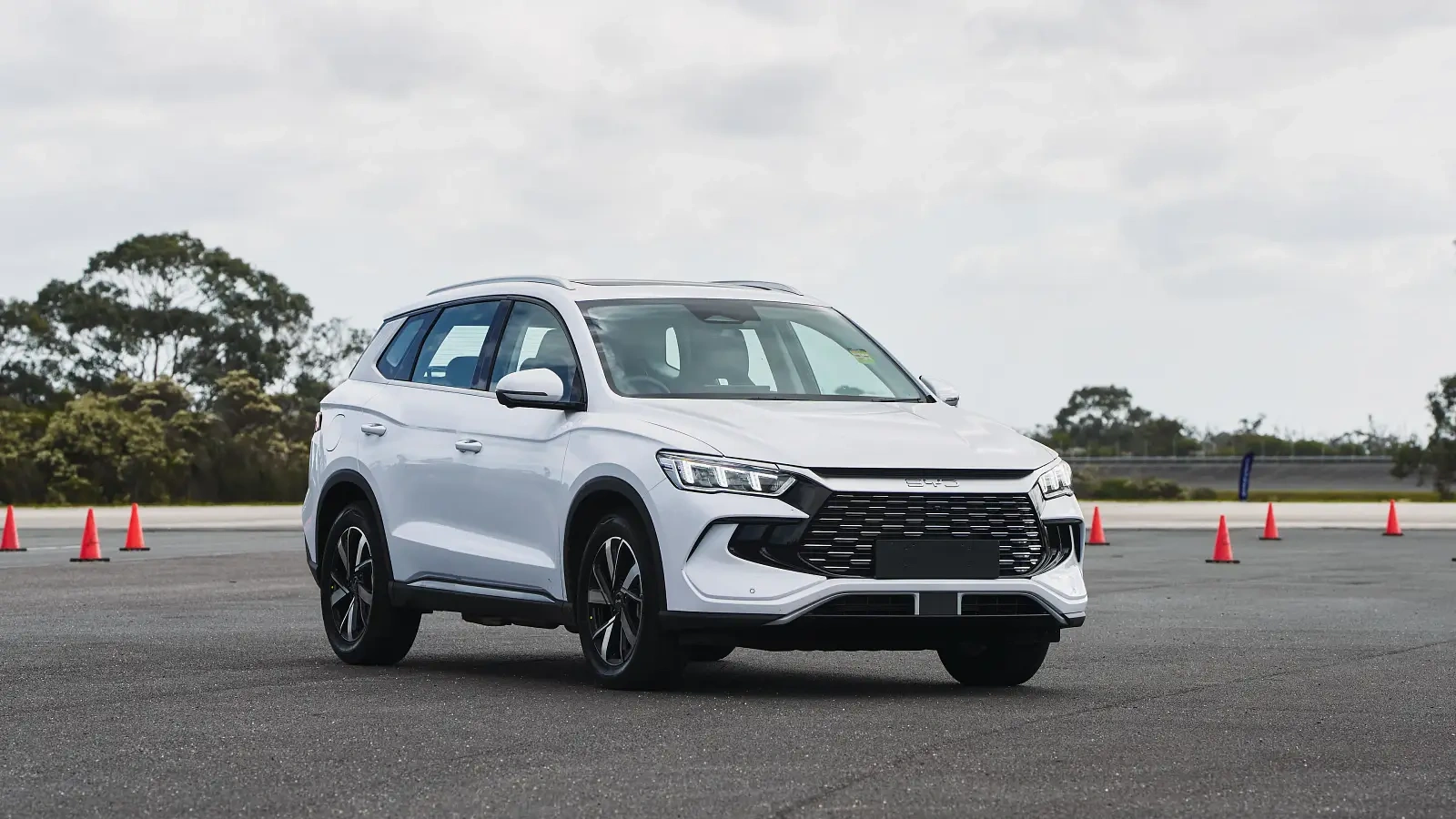 BYD Sealion 5 xuất hiện trên đường phố Việt Nam: 'Đàn em' Sealion 6, dùng máy PHEV đấu với Mazda CX-5, dự kiến mở bán trong quý IV - Ảnh 2.
