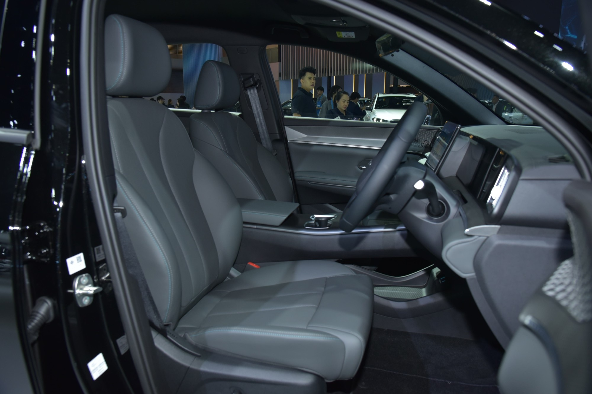 BYD Sealion 5 xuất hiện trên đường phố Việt Nam: 'Đàn em' Sealion 6, dùng máy PHEV đấu với Mazda CX-5, dự kiến mở bán trong quý IV - Ảnh 4.