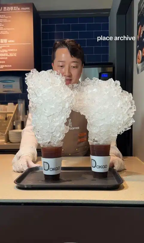 Ly cà phê 'khó uống nhất Hàn Quốc' gây sốt 12 triệu lượt xem: Chất tháp đá cao hơn cả chiếc ly, mỗi ngày chỉ bán đúng 5 suất- Ảnh 4.