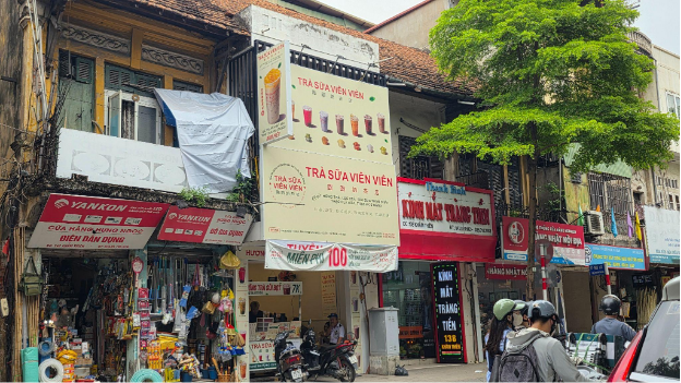 Một đoạn phố ở Hà Nội thành “thánh địa” trà sữa 7-15k: Các quán chen nhau mở cửa hàng, chỉ vài bước chân lại gặp một quán  - Ảnh 5.