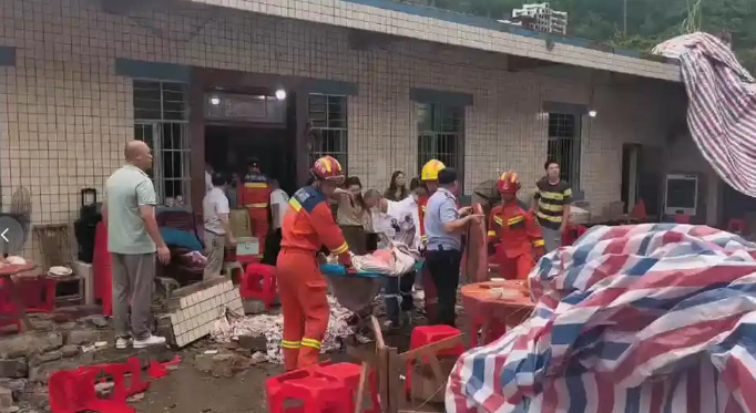 Trung Quốc: Tổ chức hơn 40 bàn tiệc mừng con đỗ đại học, bữa tiệc bất ngờ trở thành thảm kịch khiến 5 người tử vong, 17 người bị thương- Ảnh 1.