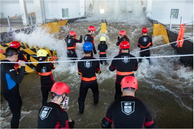 Mưa xối vào mặt, nước dâng tận cổ, du khách vẫn hào hứng bỏ 3 triệu trải nghiệm hình thức du lịch độc lạ- Ảnh 4.