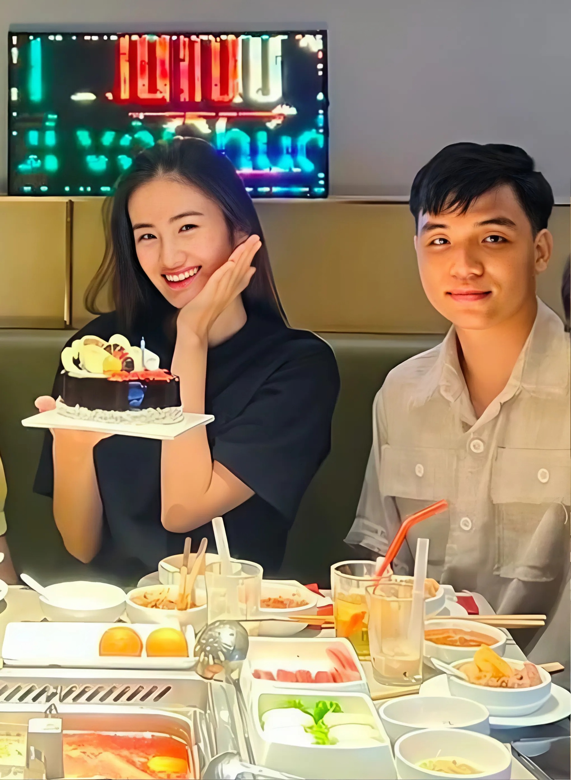 Mỹ nhân Bình Định làm chuyện không tưởng: Vừa đăng quang đã công khai bạn trai, sang Úc khi đang trong nhiệm kỳ- Ảnh 11.