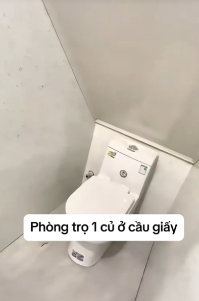 Toát mồ hôi với loạt phòng trọ "siêu rẻ" ở Hà Nội: Gầm cầu thang được "tái chế" thành phòng, điều hòa treo ngay trên đầu!- Ảnh 2.