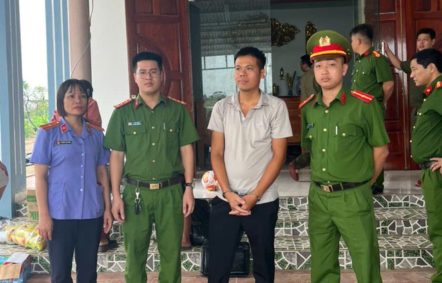 Bắt tạm giam người đàn ông nhận chiếc điện thoại 19 triệu đồng của shipper nhưng không trả tiền- Ảnh 1.